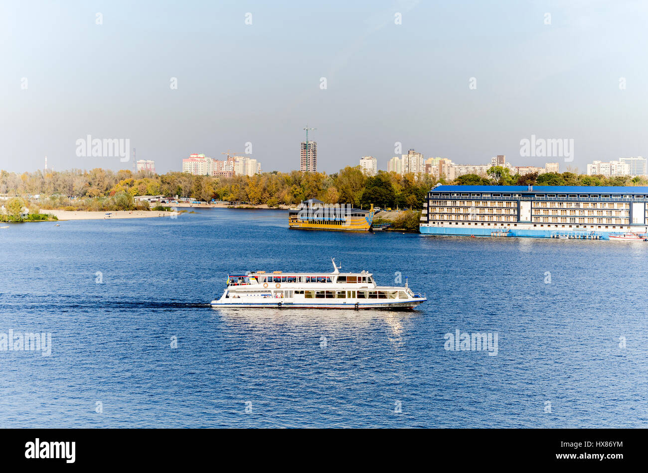 Weiße cruise Boot auf dem Fluss Stockfoto