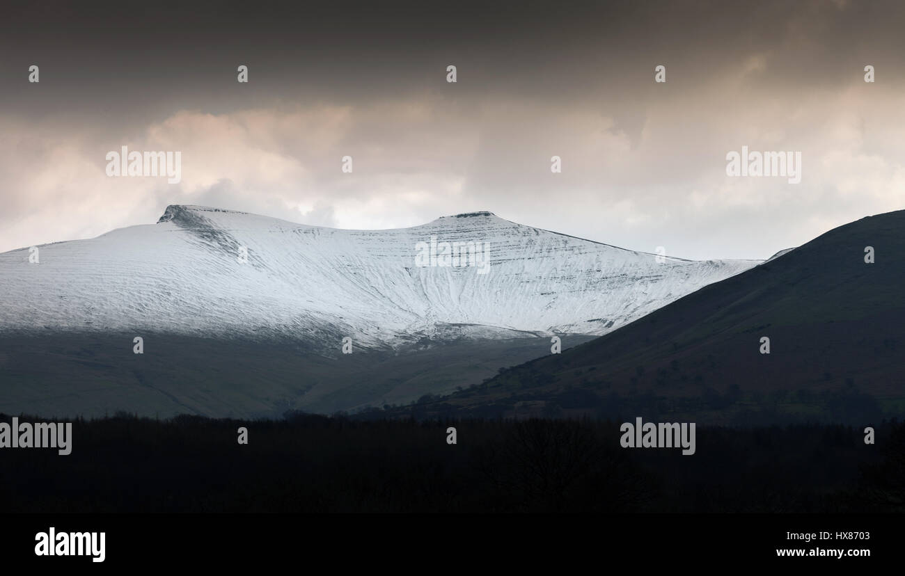 Der schneebedeckte Gipfel des Pen y Fan und Mais Du auf den Brecon Beacons, die höchsten Gipfel in Südwales. Stockfoto