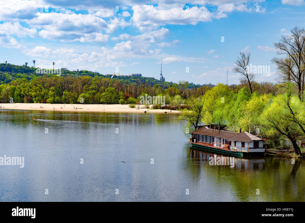 Dnjepr an sonnigen Tag im Frühjahr in Kiew Ukraine Stockfoto