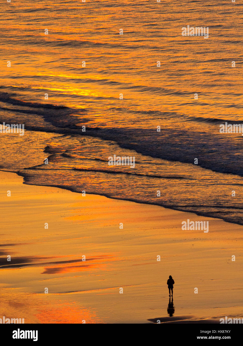 Silhouette Einzelperson stehen und beobachten den Sonnenaufgang des Atlantischen Ozeans in Myrtle Beach, SC Stockfoto