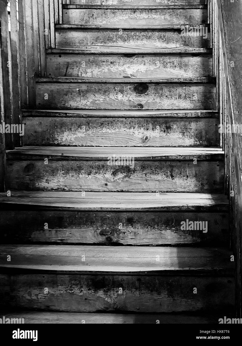 Alte abgenutzte Holztreppe in monochroome Stockfoto