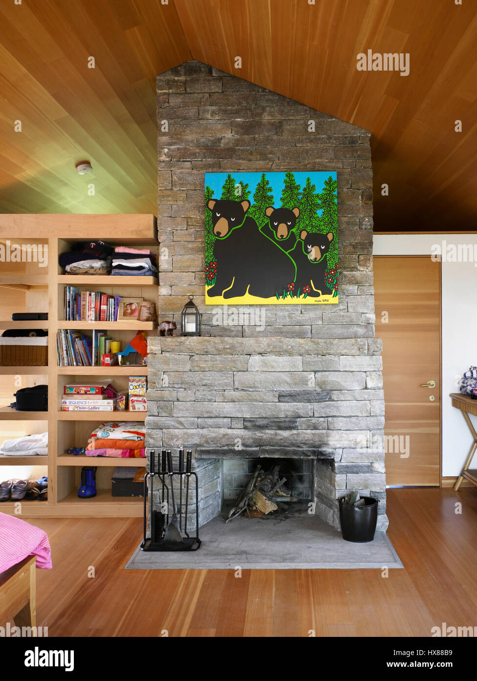 Porträt auf dem zentralen Kamin gebaut von lokalen Granit in der Schlafkabine zu tragen. Schwimmende Haus, privaten Insel, Georgian Bay, Lake Huron, Kanada. Stockfoto