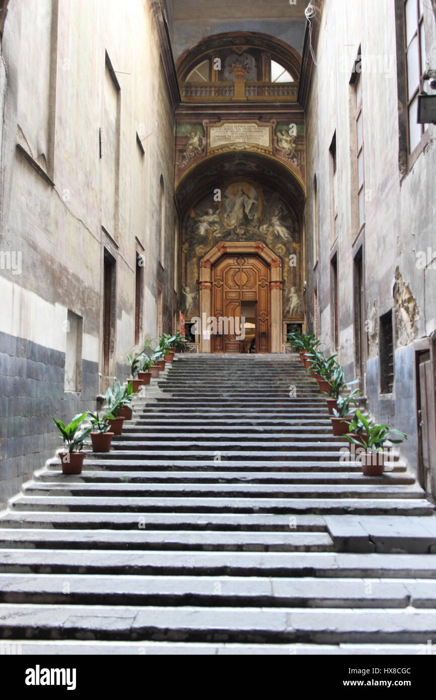 Eine Treppe im historischen Zentrum von Neapel, Italien Stockfoto