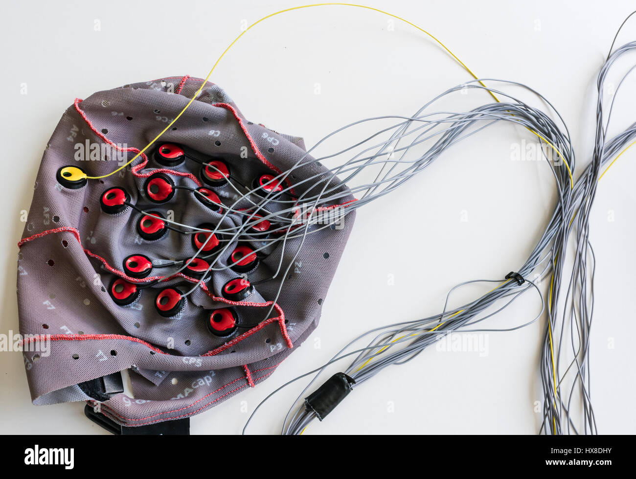 Kabelgebundene Elektroden auf ein Brain-Computer Interface (BCI) Haube, die verwendet wird, um die Aktivität des Gehirns in Signale zu übersetzen, die einen Computer in einem Labor der Neurowissenschaften Steuern Stockfoto