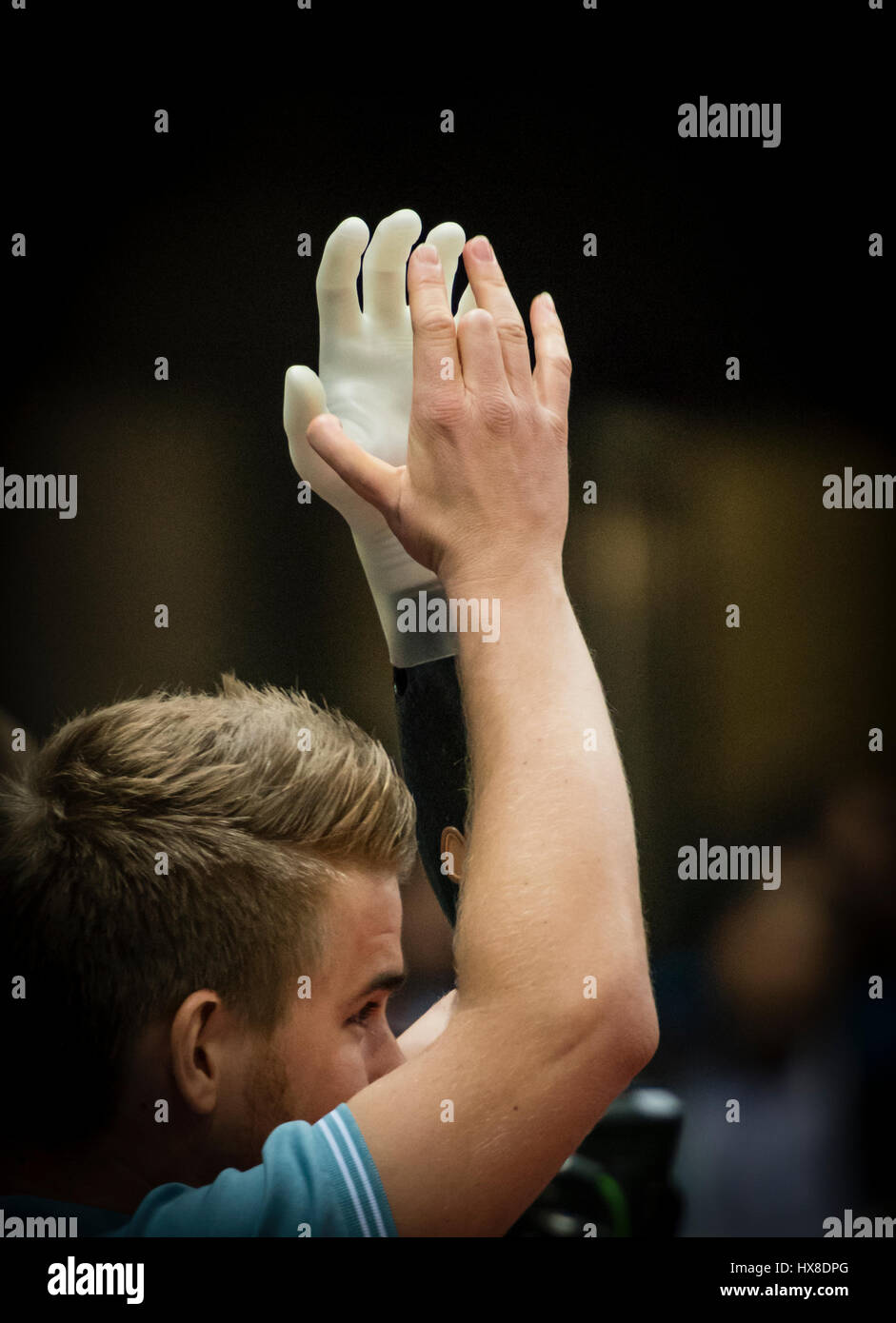 Kloten, Schweiz - 8. Oktober 2016: Patrick Mayrhofer klatscht mit seiner  Hand-Prothesen bei Cybathlon, die erste Meisterschaft für racing Piloten  mit Behinderungen mit bionischen Geräte in der Schweizer Arena in Kloten  (Zürich),