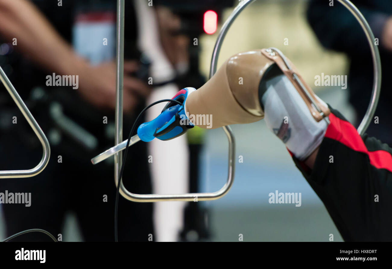 Kloten, Schweiz - 8. Oktober 2016: Bob Radocy (USA) während die angetriebene Arm Prothetik Rennen in Cybathlon, die erste Meisterschaft für racing Piloten mit Behinderungen mit bionischen Geräte in der Schweizer Arena in Kloten (Zürich), Schweiz. Organisiert von der Eidgenössischen Technischen Hochschule (ETH) Zürich, vereint Cybathlon interdisziplinären Teams von Bio-Ingenieure, Wissenschaftler und Sportler mit körperlicher Behinderung, bei der Lösung von alltäglicher Aufgaben zu konkurrieren und zu zeigen, wie Technologie ermöglicht ihnen körperliche Einschränkungen ihres Körpers zu überwinden. Stockfoto