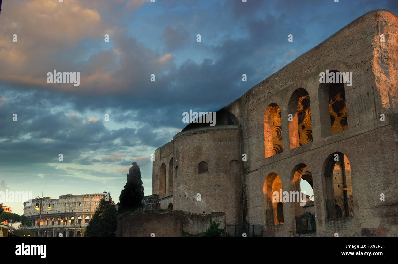 Fori Imperiali und Colosseo, einen Blick auf eines der berühmtesten Ecke in Rom Italien Stockfoto