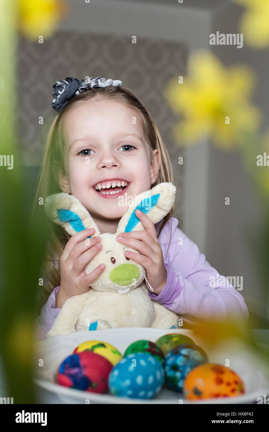 Nettes Kind mit Ostereiern und Plüsch Hase lächelnd. Ostern. Ostern, Urlaub und Kind Konzept Stockfoto