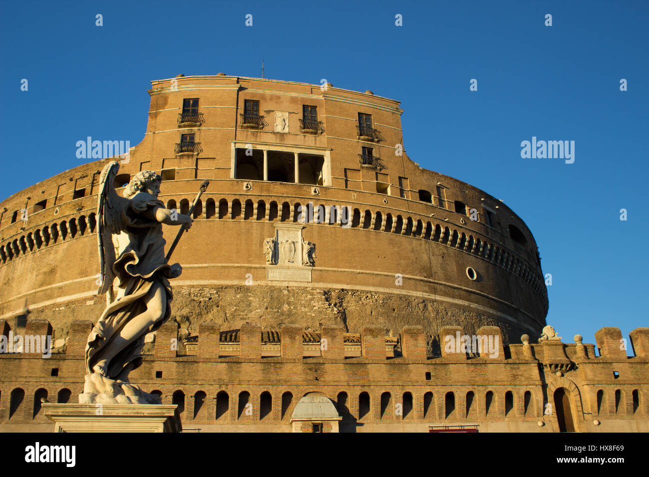 Castel Sant'Angelo, eines der bekanntesten Schlösser in Rom mit einem Engel Skulptur Stockfoto