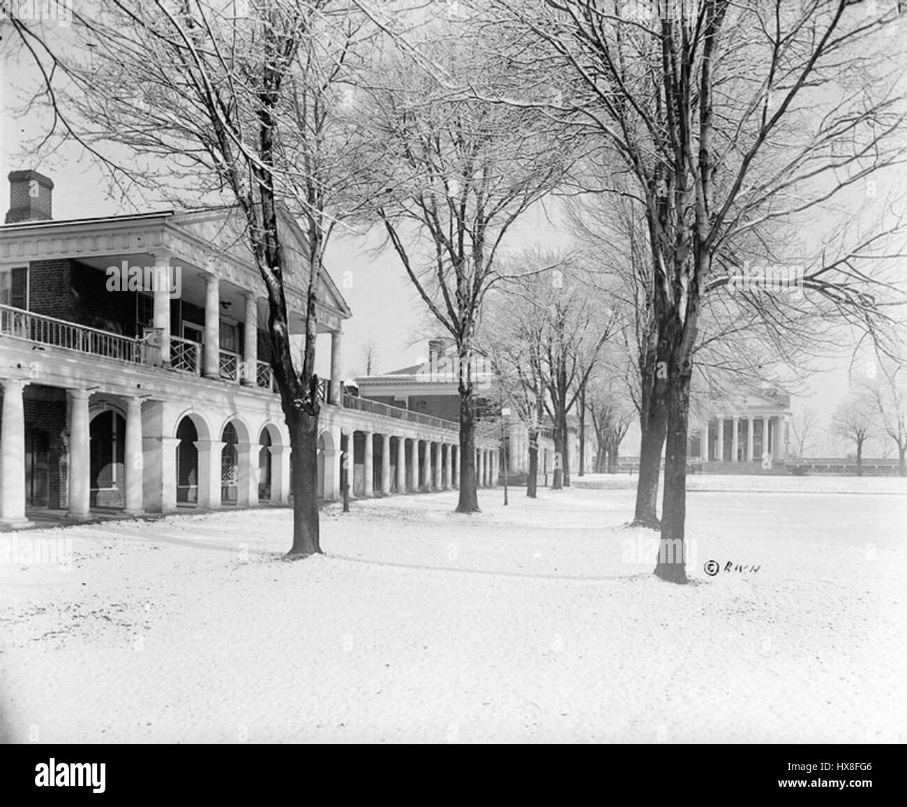 Der 1914 fotografierte West Lawn an der University of Virginia zeigt die ikonische neoklassizistische Architektur der Universität. Das von Thomas Jefferson entworfene Gebäude ist ein bedeutendes Symbol der amerikanischen Bildung und historischen Architektur. Stockfoto
