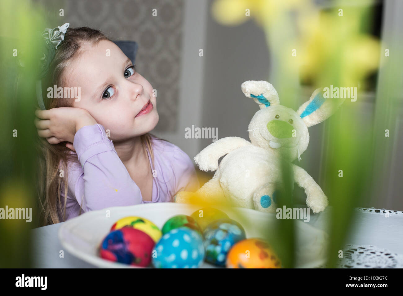 Nettes Kind mit Ostereiern und Plüsch Hase lächelnd. Ostern. Ostern, Urlaub und Kind Konzept Stockfoto