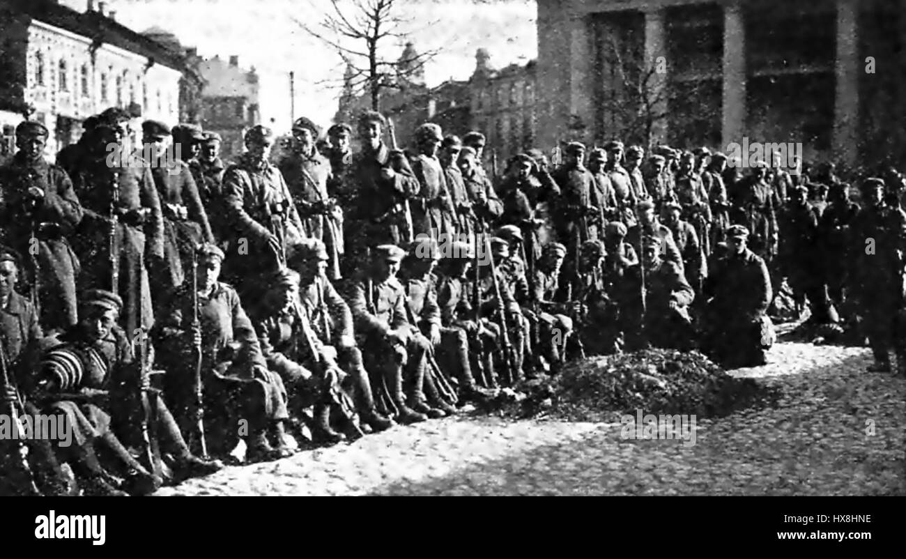 Dieses Foto aus dem Jahr 1920 zeigt polnische Soldaten in Vilnius, Litauen, einem Moment während des Polnisch-sowjetischen Krieges, in dem bedeutende militärische Aktivitäten und politische Veränderungen in der Region zu verzeichnen waren. Stockfoto