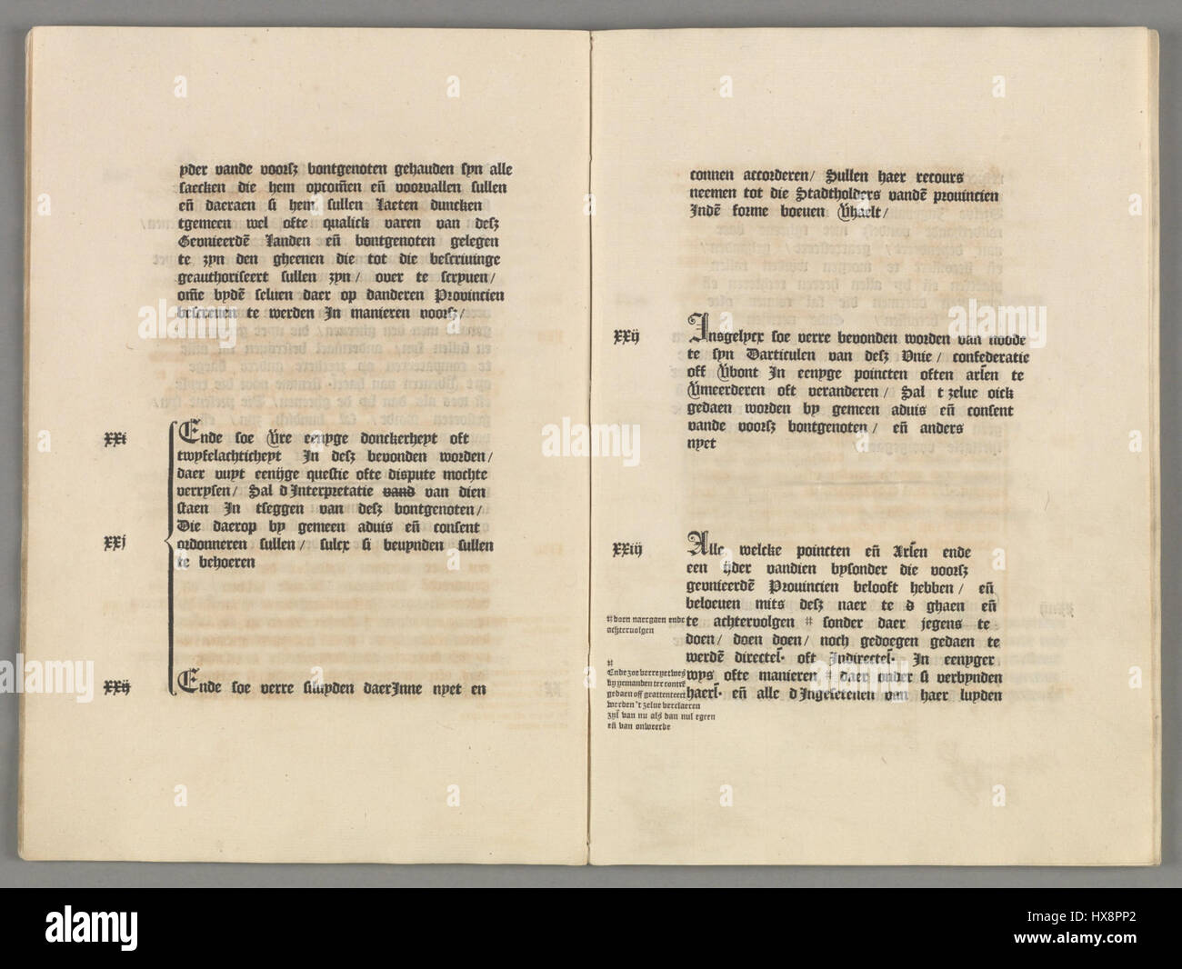 Dieses Dokument aus dem Nationalarchiv der Niederlande (NL HANA) bezieht sich auf die Union Utrecht, die 1579 unterzeichnet wurde. Der vertrag markierte einen entscheidenden Moment in der Geschichte der Niederländischen Republik, indem er ein formelles Bündnis zwischen sieben nördlichen Provinzen bildete, das zu ihrer Unabhängigkeit von der spanischen Herrschaft beitrug. Die Union war entscheidend für die Gründung der niederländischen Republik und den Aufstieg des Protestantismus in der Region. Stockfoto