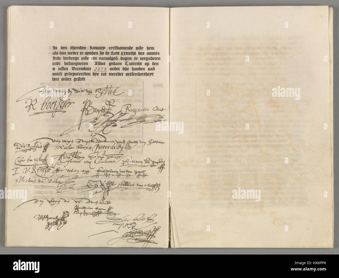 Dieses Dokument, genannt NL HANA 1.01.19 2623 030, bezieht sich auf die Union von Utrecht, einen 1579 unterzeichneten vertrag, der den Grundstein für die niederländische Republik legte. Die Union vereinte mehrere nördliche Provinzen der Niederlande in ihrem Kampf für die Unabhängigkeit von der spanischen Herrschaft. Es markiert einen entscheidenden Moment in der Geschichte des Goldenen Zeitalters der Niederlande. Stockfoto