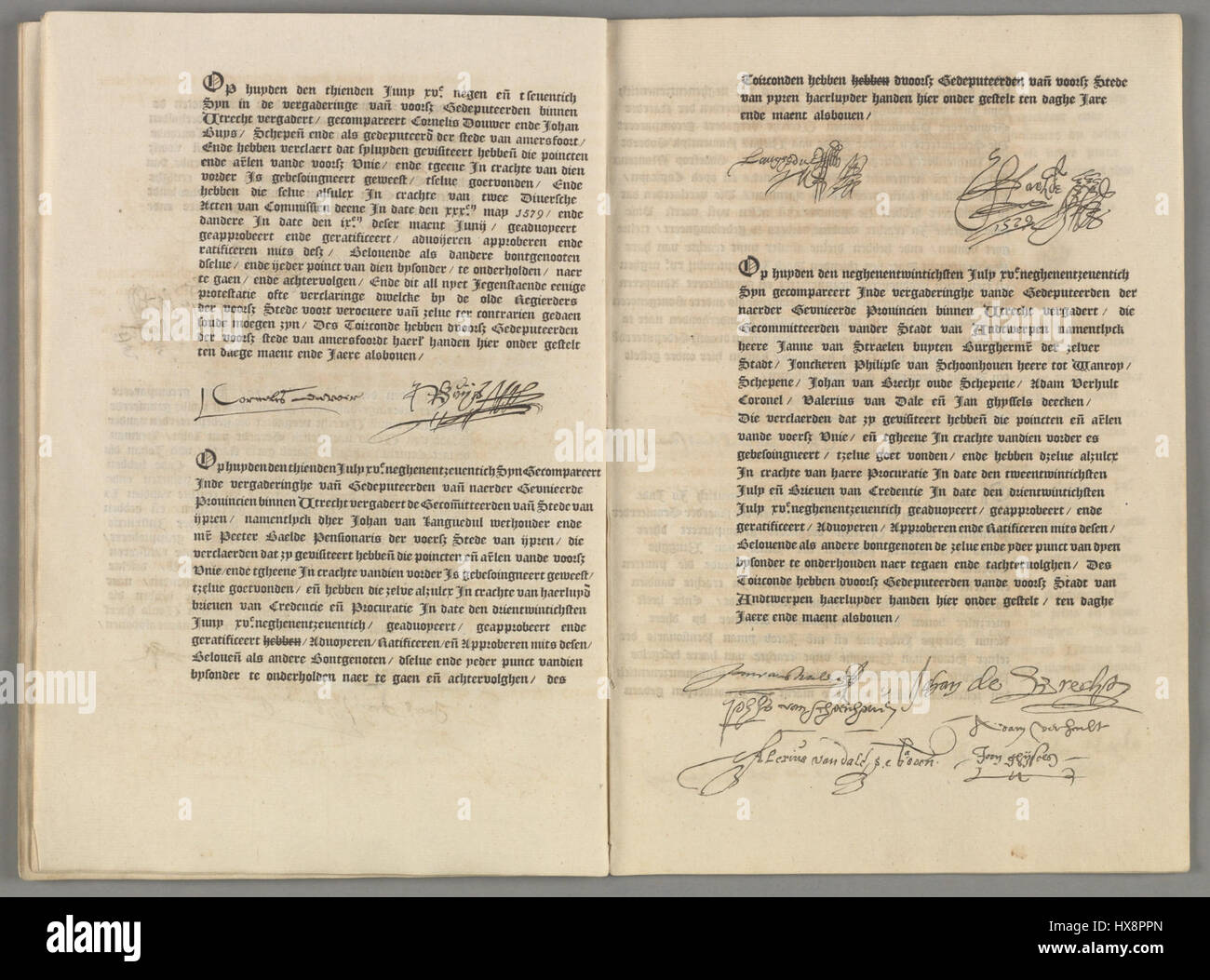 Dieses Dokument mit der Bezeichnung "Unie van Utrecht" bezieht sich auf eine historische Aufzeichnung aus den niederländischen Archiven, die sich auf die Union von Utrecht bezieht, ein wichtiges Abkommen von 1579, das die nördlichen Provinzen der Niederlande in ihrem Kampf um die Unabhängigkeit von Spanien vereinte. Stockfoto