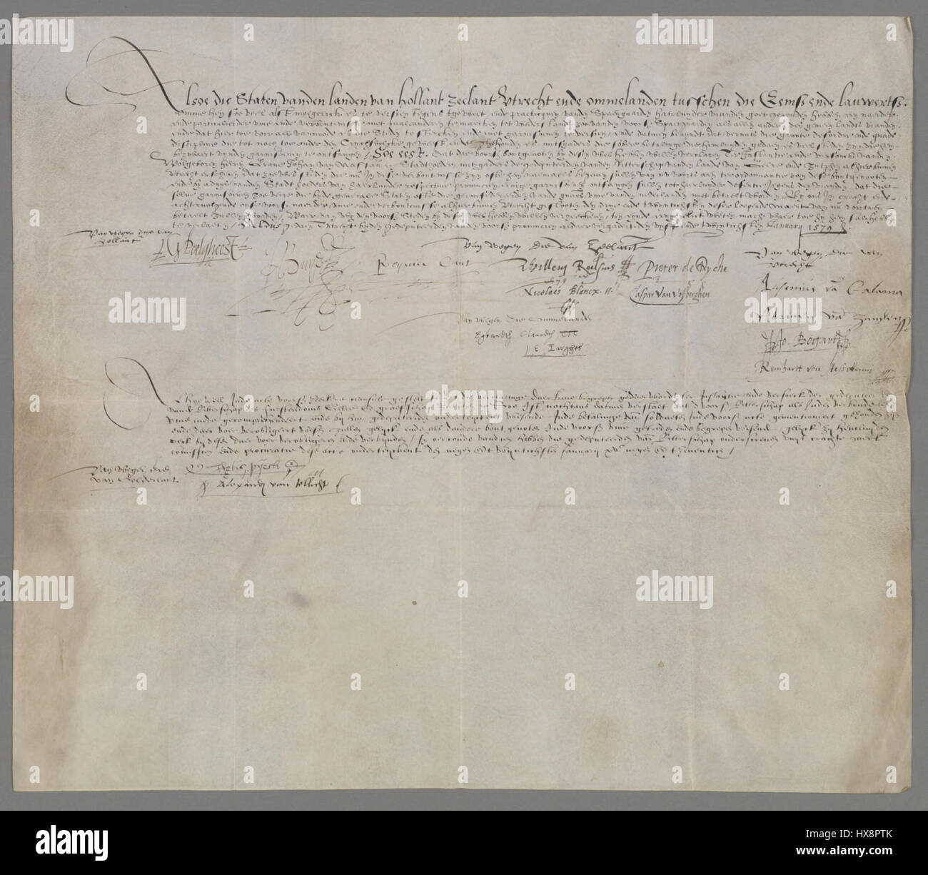 Dieses historische Dokument aus dem Nationalarchiv der Niederlande bezieht sich auf die Union von Utrecht, ein zentrales Abkommen im 16. Jahrhundert, das den Grundstein für die Unabhängigkeit der Niederlande von der spanischen Herrschaft legte. Er beschreibt verschiedene diplomatische Abkommen und politische Angelegenheiten zwischen den nördlichen Provinzen der Niederlande. Stockfoto