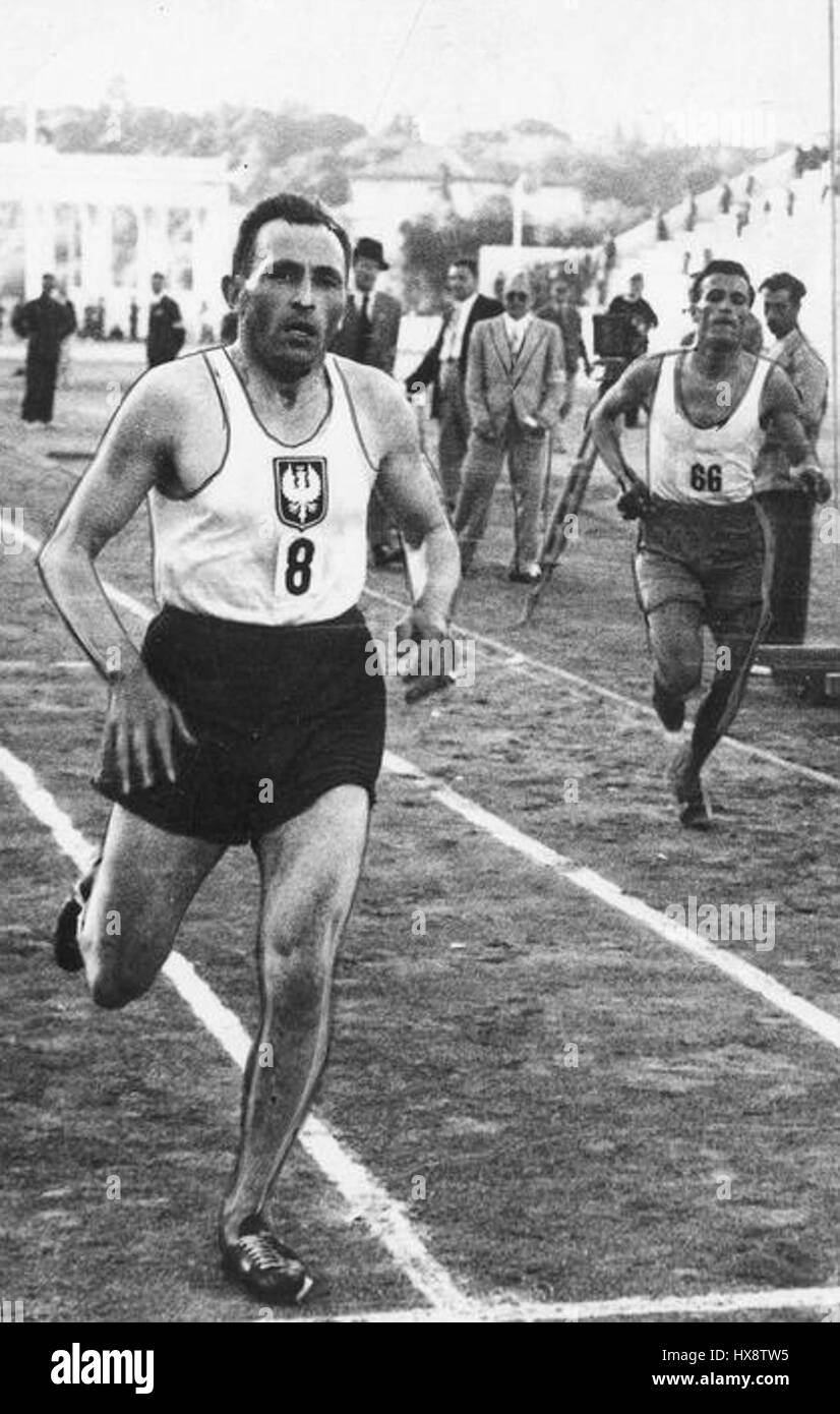 Dieses historische Bild zeigt ein Leichtathletik-Event im Jahr 1937, bei dem Athleten aus Griechenland, Polen und der Tschechoslowakei in Athen antraten. Die Veranstaltung ist Teil der Sportkultur der Zwischenkriegszeit und zeigt internationale Wettkämpfe und den Geist der Sportlichkeit der damaligen Zeit. Stockfoto