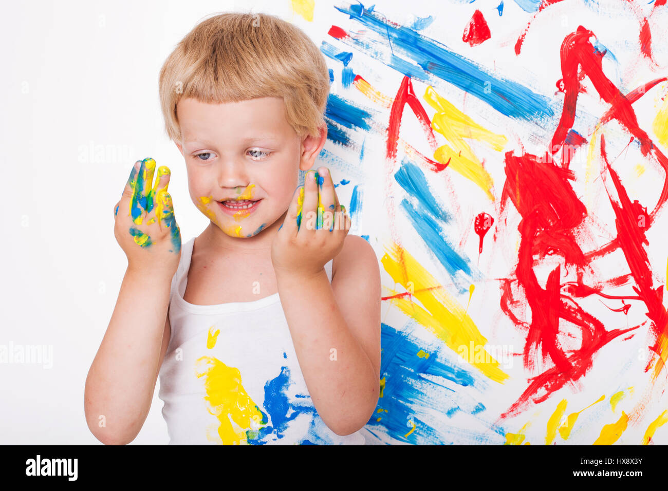 Porträt von ein wenig chaotisch Kind Maler. Schule. Vorschule. Bildung. Kreativität. Studio-Porträt auf weißem Hintergrund Stockfoto