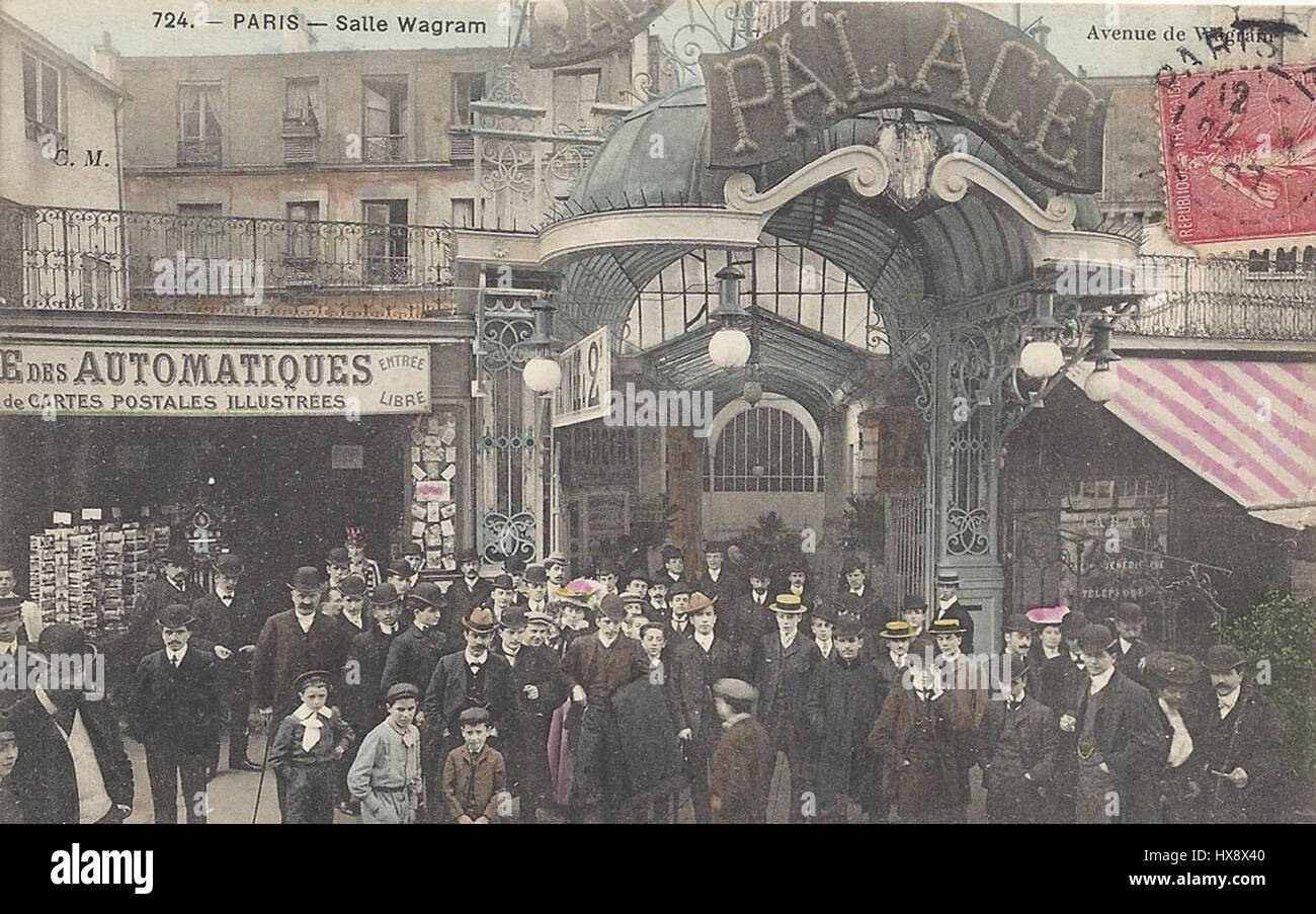 Die Salle Wagram in Paris ist ein historischer Veranstaltungsort, der für bedeutende kulturelle und gesellschaftliche Veranstaltungen bekannt ist. Es befindet sich im 17. Arrondissement und ist bekannt für sein architektonisches Design und seine Bedeutung in der französischen Geschichte. Stockfoto
