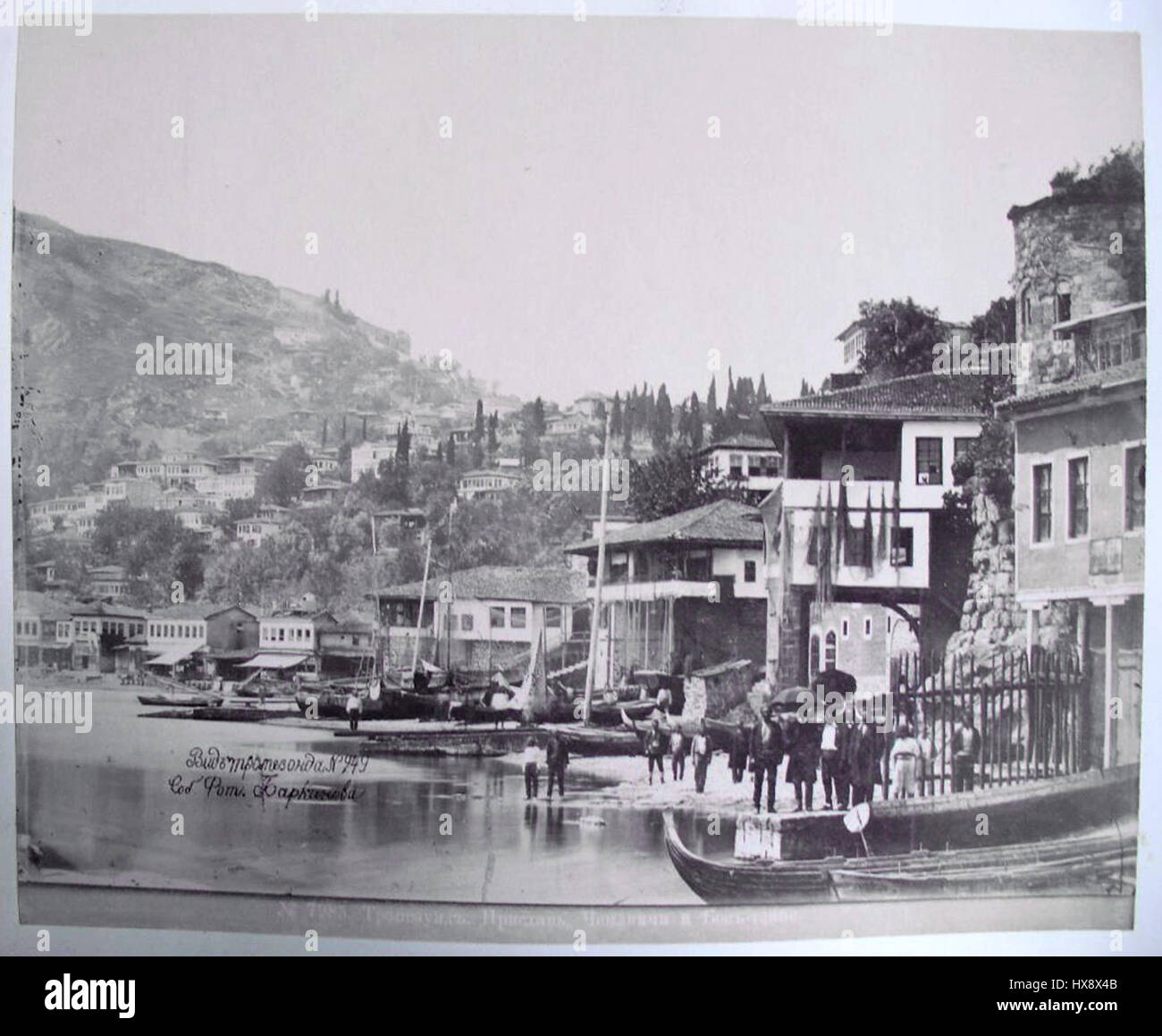 Dieses Bild repräsentiert die architektonische oder kulturelle Bedeutung von Trebizond (das heutige Trabzon, Türkei) und spiegelt seine reiche Geschichte wider. Bekannt für seinen byzantinischen und osmanischen Einfluss, war Trebizond ein wichtiger Kultur- und Handelsknotenpunkt. Die Abbildung zeigt historische Architektur aus der Region. Stockfoto