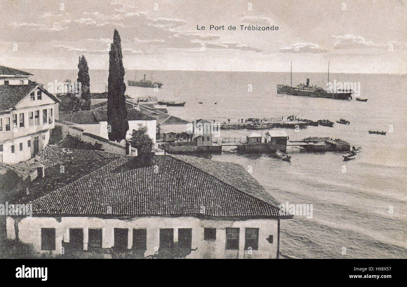 „Hafen von Trebizond“ ist ein historisches Gemälde, das die geschäftige Hafenstadt Trebizond, ein wichtiger maritimer Knotenpunkt am Schwarzen Meer, darstellt. Die Szene spiegelt das pulsierende Geschäftsleben und die Bedeutung von Trebizond im Handelsnetz der Region wider. Stockfoto