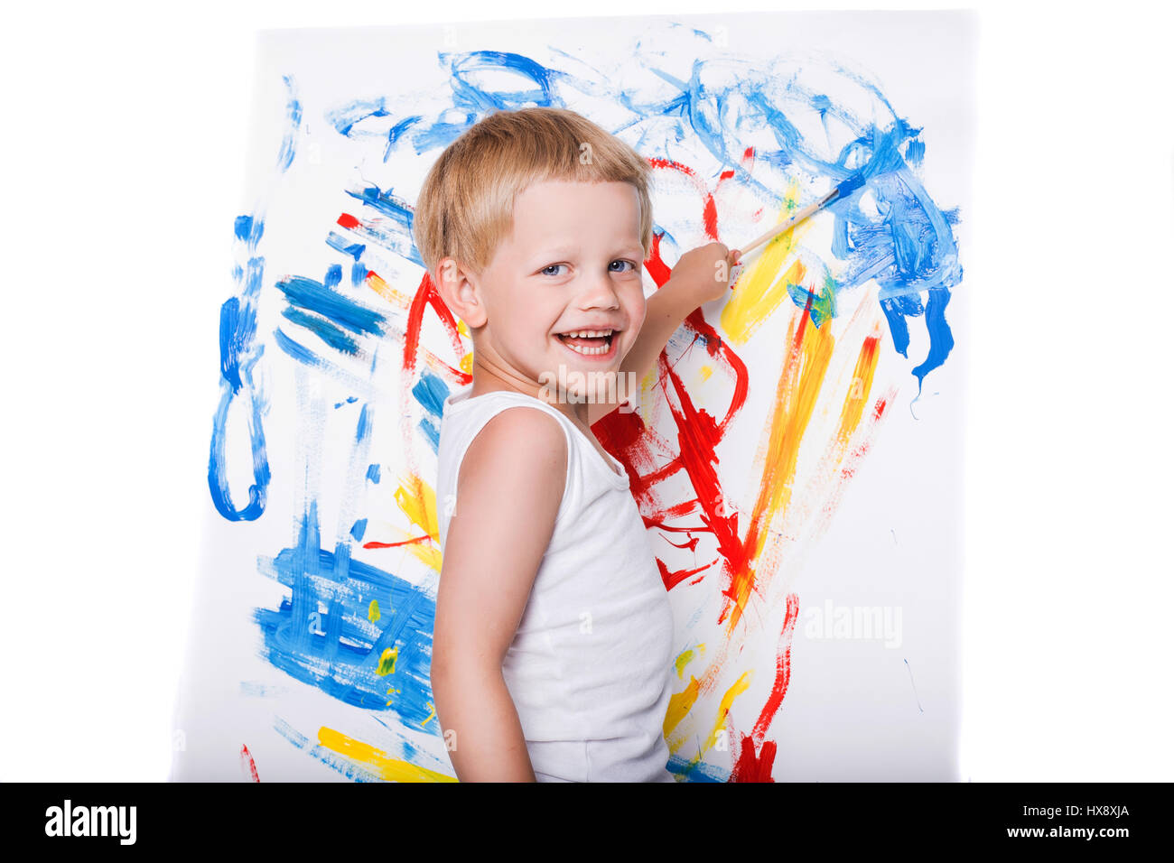 Chaotisch Zicklein mit Paintbrush-Bild auf Staffelei malen. Bildung. Kreativität. Schule. Vorschule. Studio-Porträt auf weißem Hintergrund Stockfoto