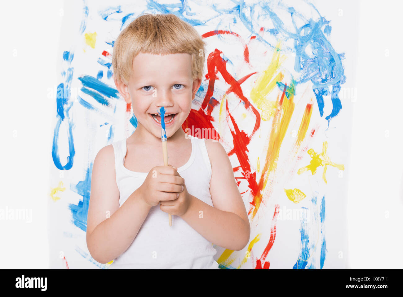 Chaotisch Zicklein mit Paintbrush-Bild auf Staffelei malen. Bildung. Kreativität. Schule. Vorschule. Studio-Porträt auf weißem Hintergrund Stockfoto