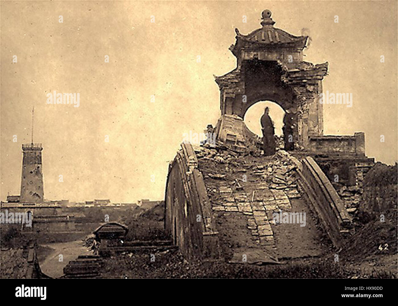 „Thành Nam Cổ Binh sau khi bão oanh tạc“ zeigt die Folgen eines heftigen Sturms, der eine alte vietnamesische Festung verwüstete. Das Kunstwerk spiegelt die zerstörerische Kraft der Natur und die historische Bedeutung des Ortes wider. Stockfoto