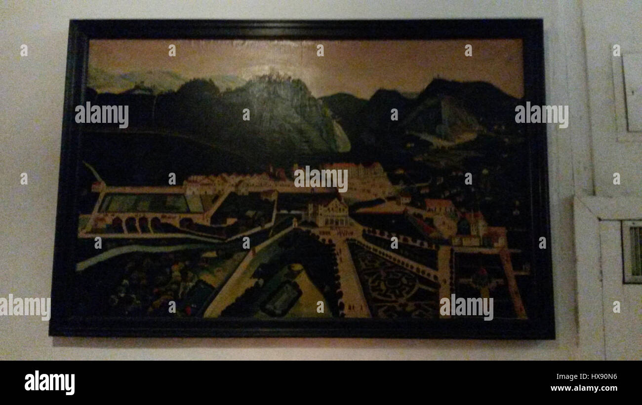 Das Innere des Palastes Hohenems aus dem 14. Jahrhundert bietet einen Einblick in die architektonischen und dekorativen Stile der Zeit. Das Gebäude, das für seine historische Bedeutung bekannt ist, zeigt historische Möbel und Designelemente. Stockfoto