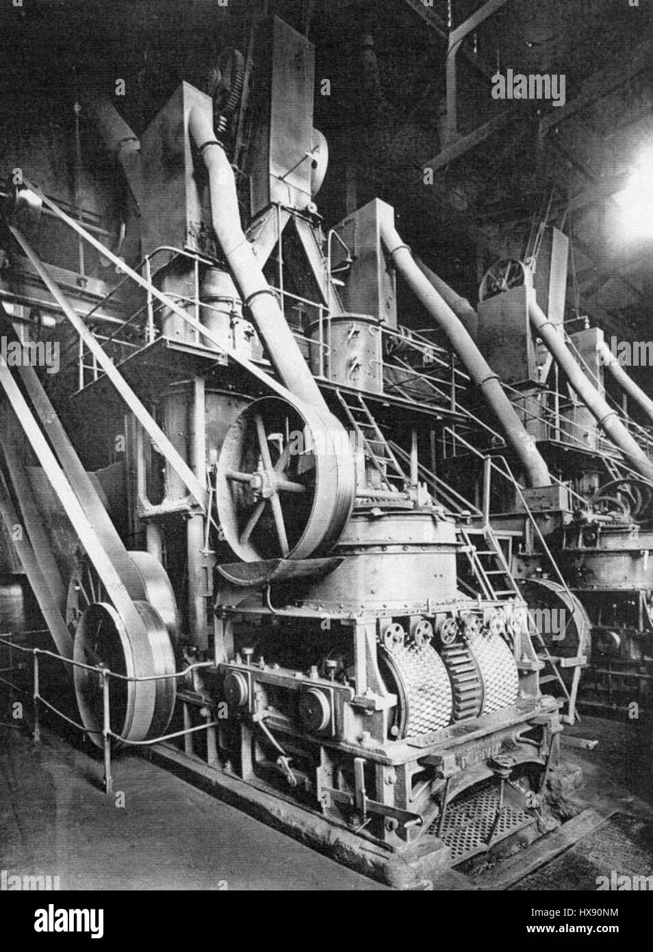 Die 1926 erbaute Usine de Lavage et d’agglomération de Somain war eine Wasch- und Agglomerierungsanlage in der französischen Industriestadt Somain. Dieses Werk spielte eine Schlüsselrolle in der kohleverarbeitenden Industrie, insbesondere bei der Herstellung von agglomerierten Kohleprodukten. Stockfoto