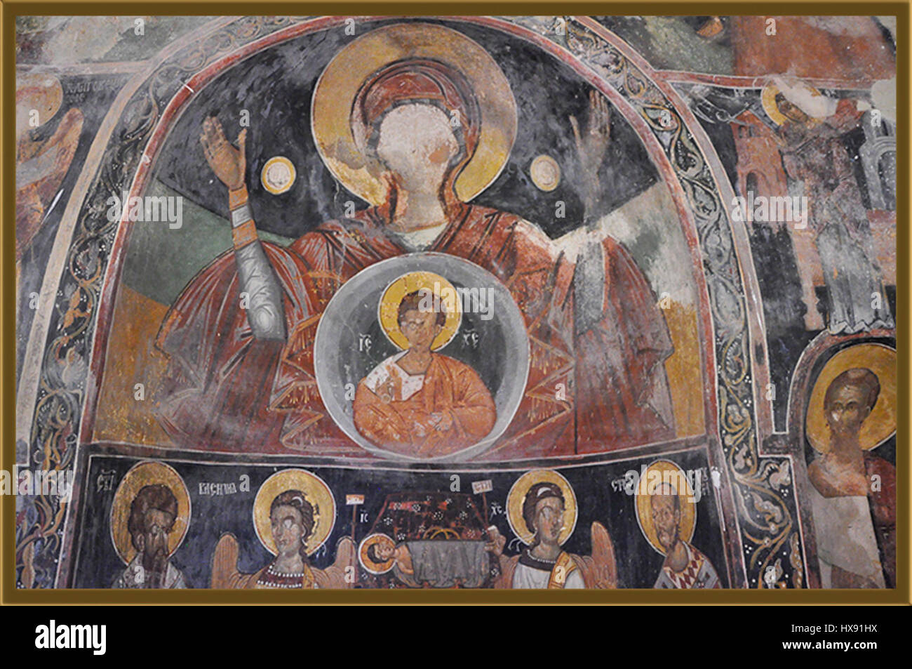 „Orans vo SV. Varvara' (Gebet in St. Barbara) ist ein religiöses Gemälde, das eine Szene des Gebets in einer Kirche darstellt, die der heiligen Barbara gewidmet ist. Das Kunstwerk betont die Festlichkeit und Hingabe der Szene und fängt das spirituelle Wesen des Augenblicks ein. Stockfoto