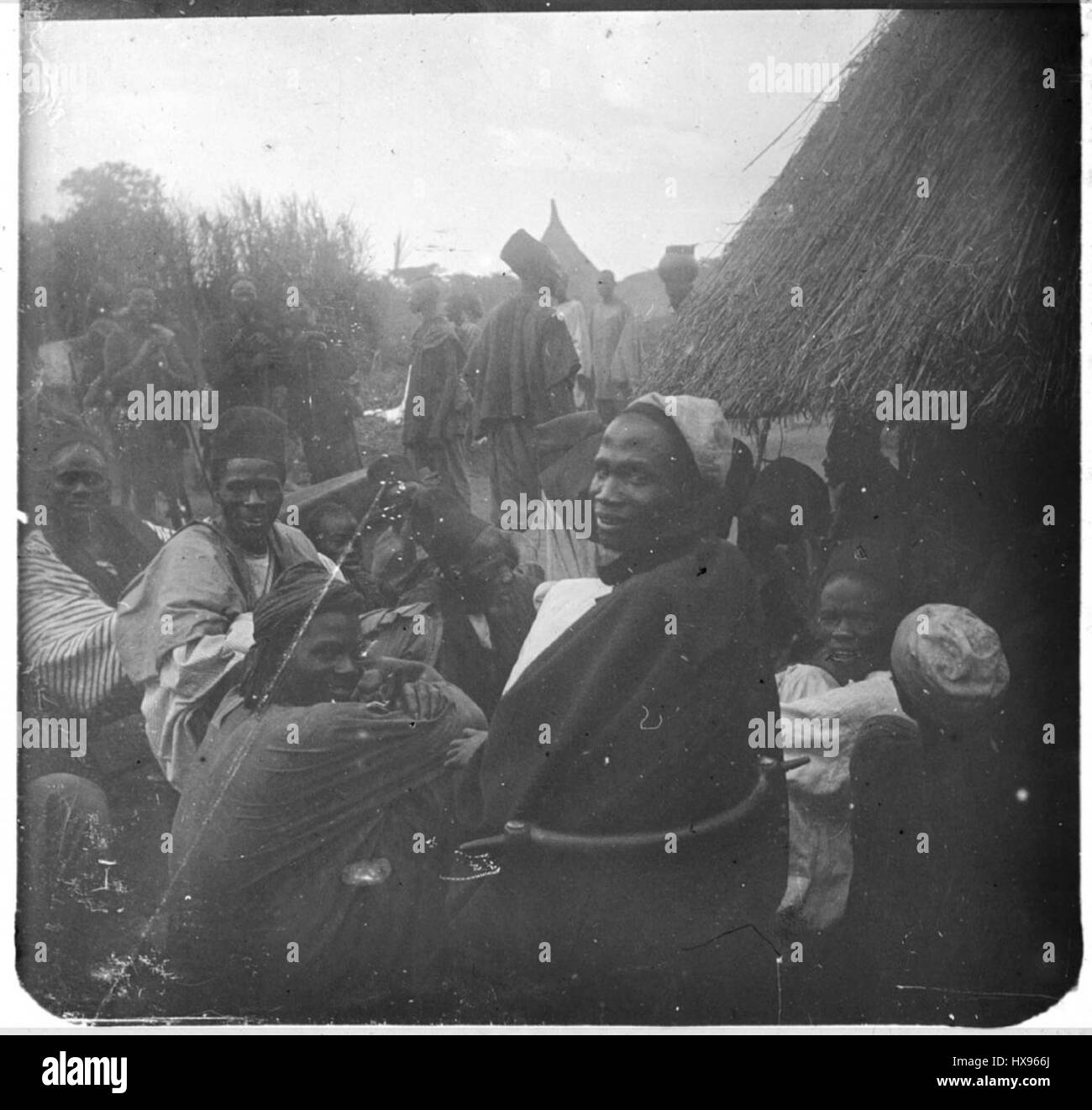 Dieses Foto aus dem Jahr 1898 zeigt Mory und Moktar, Söhne von Samory Touré, eine wichtige Figur im westafrikanischen Widerstand gegen den französischen Kolonialismus. Er hebt die wichtigsten Persönlichkeiten der Geschichte der Region hervor. Stockfoto