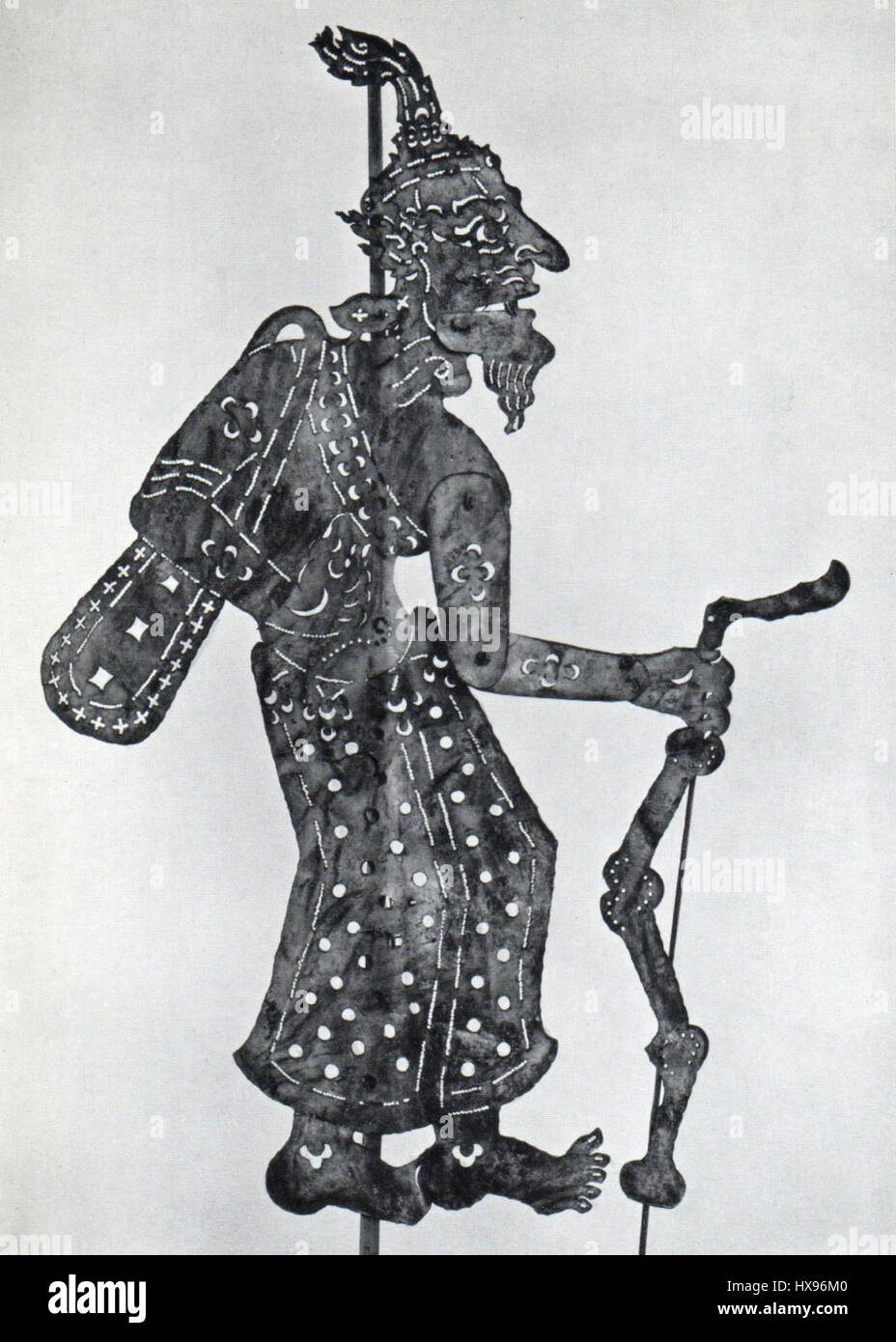 NangTalung, eine traditionelle Form des Schattenpuppentheaters aus Thailand, wird in diesem Werk von Rusi dargestellt. Die oft aus Leder gefertigten Puppen werden verwendet, um Geschichten mit religiösen oder kulturellen Themen zu erzählen, die auf eine Leinwand projiziert werden. Stockfoto