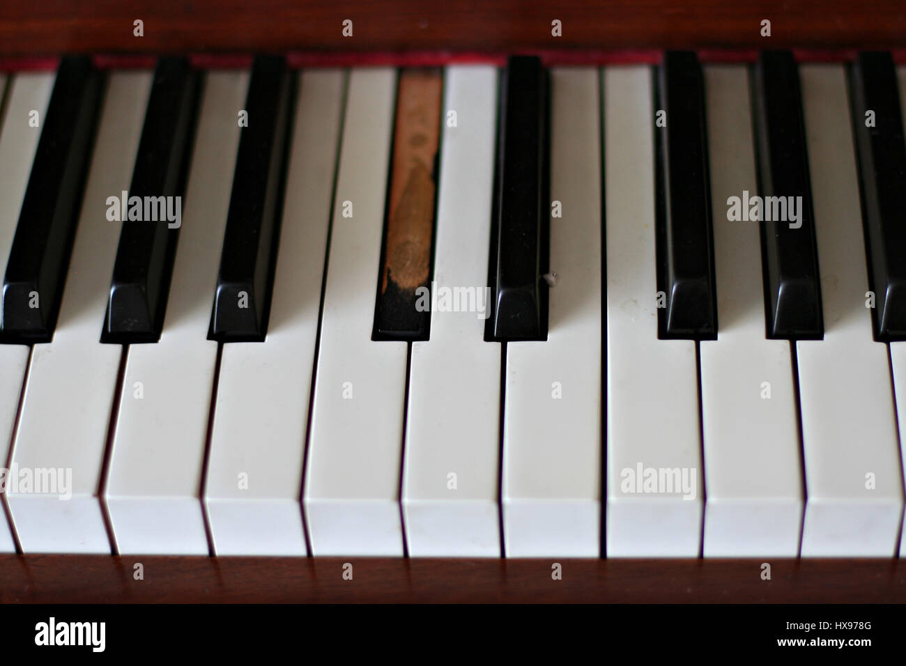 Nahaufnahme von einem Klavier mit einem gebrochenen beschädigt fehlende schwarze Taste, Alte Stockfoto