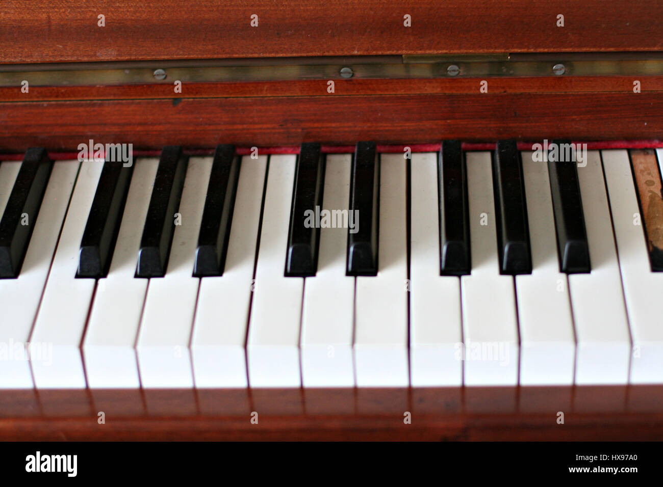 Nahaufnahme von Tasten auf einem Klavier, zerbrochenen Schlüssels auf einem Klavier, alte Tastatur Alte kaputte Secondhand abgenutzt Konzept Stockfoto