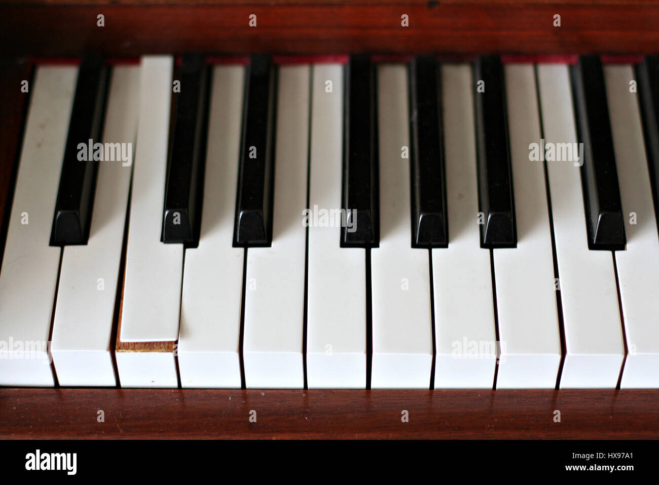 Nahaufnahme von Tasten auf einem Klavier, gebrochene Taste auf einer Klaviertastatur Alte kaputte verwendet, gebrauchte Begriff Stockfoto