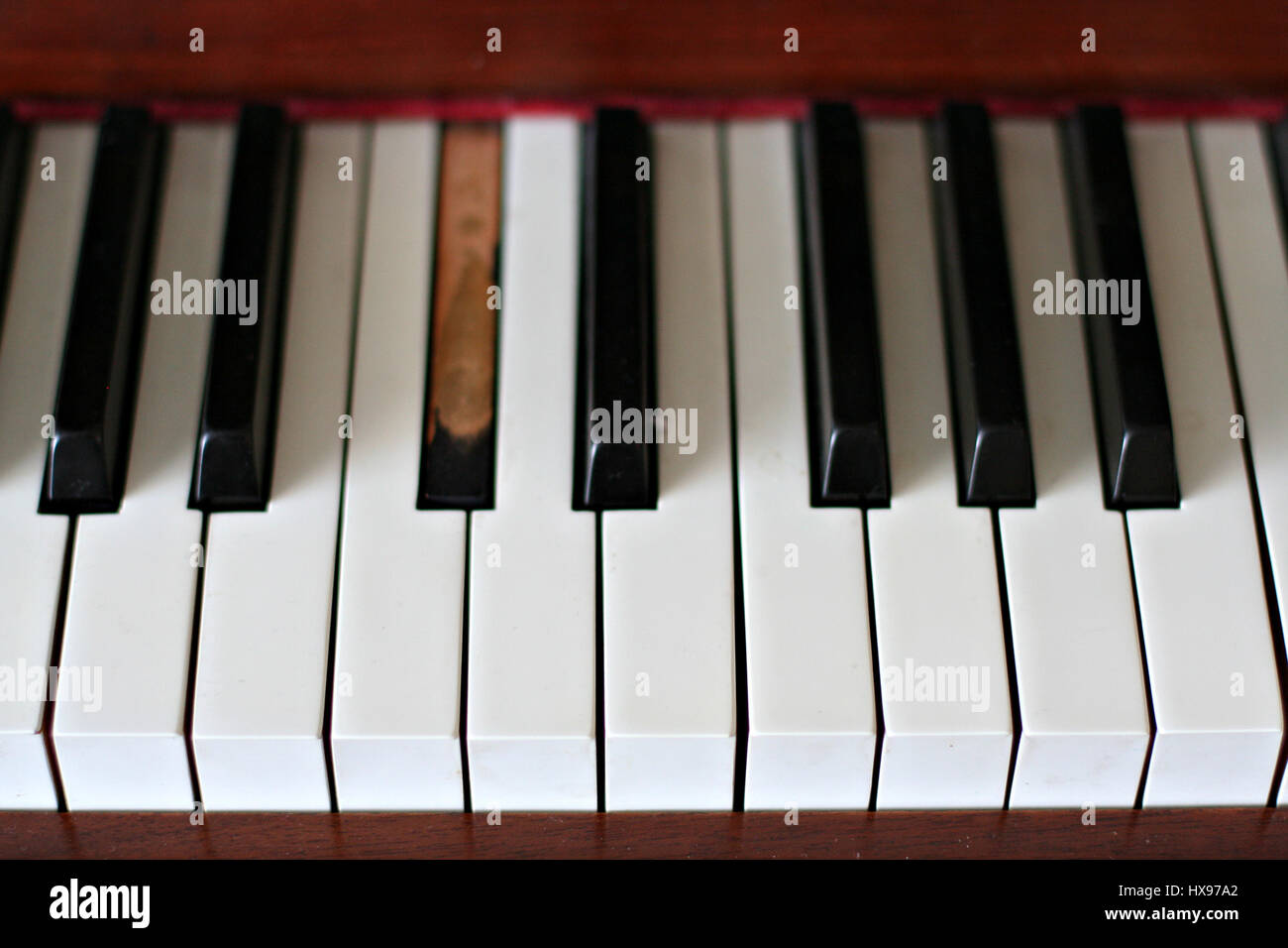 Nahaufnahme von Tasten auf einem Klavier, gebrochene Taste auf einer Klaviertastatur, gebrochene Konzept. alt, abgenutzt, Elfenbein Stockfoto