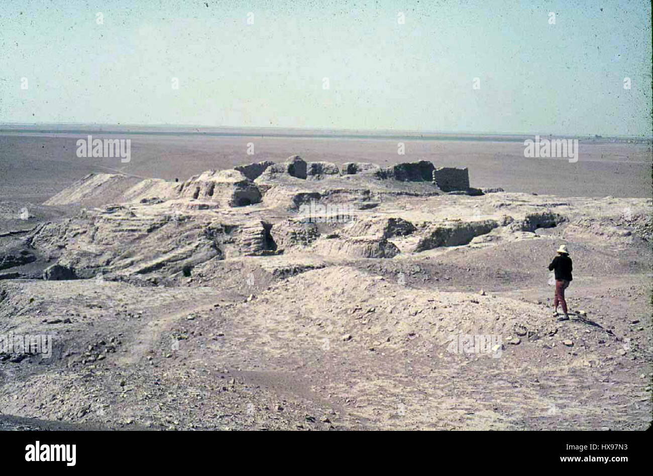 „Диван Сидельников“ (Sofas von Sidelninkov) ist ein russisches Design, das wahrscheinlich Möbel in einem traditionellen oder historischen Stil darstellt. Das Stück repräsentiert Elemente der russischen Innenarchitektur und Handwerkskunst. Stockfoto