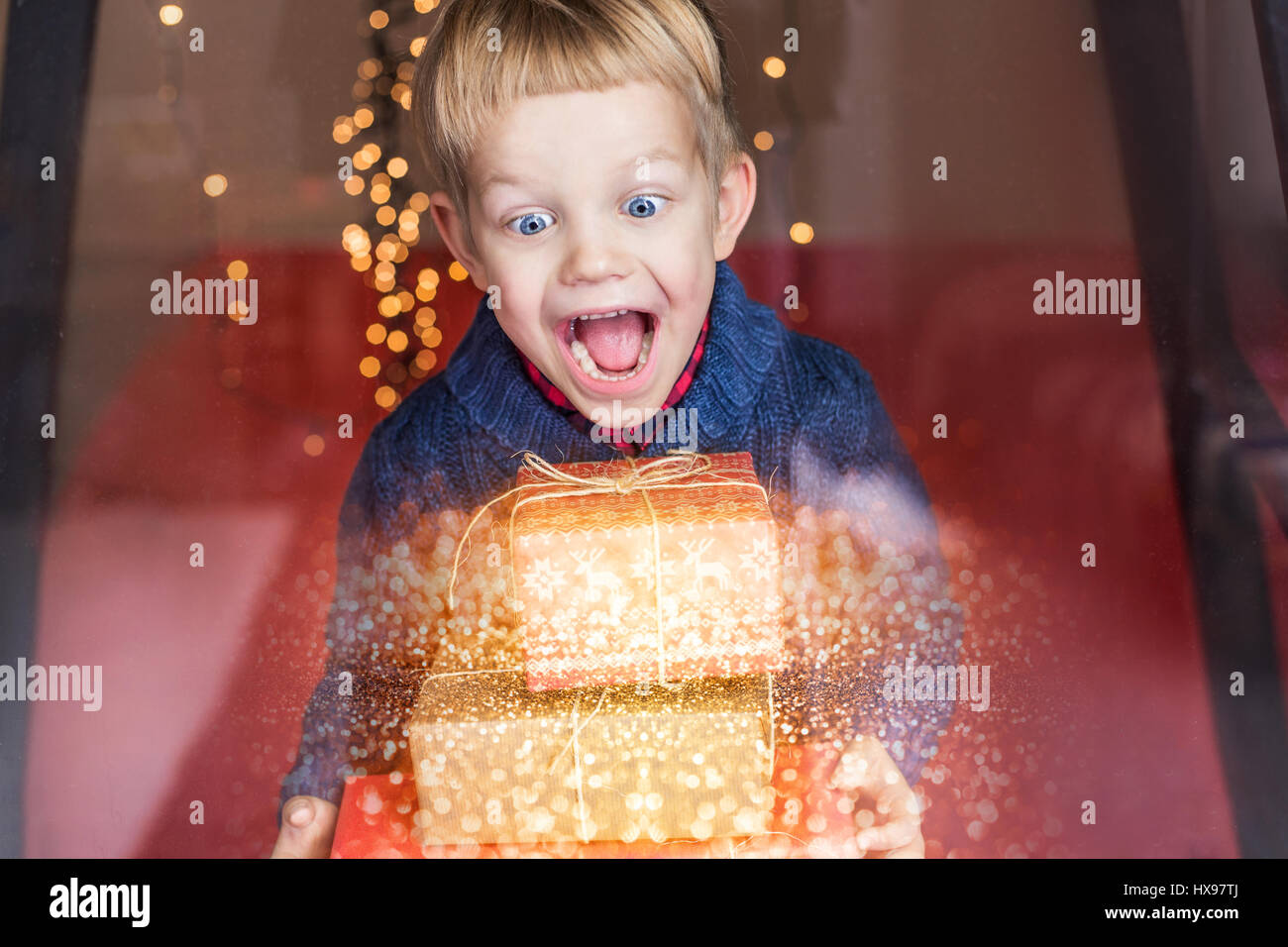 Porträt eines glücklichen kleinen Jungen hält ein neues Geschenk. Weihnachten. Geburtstag Stockfoto