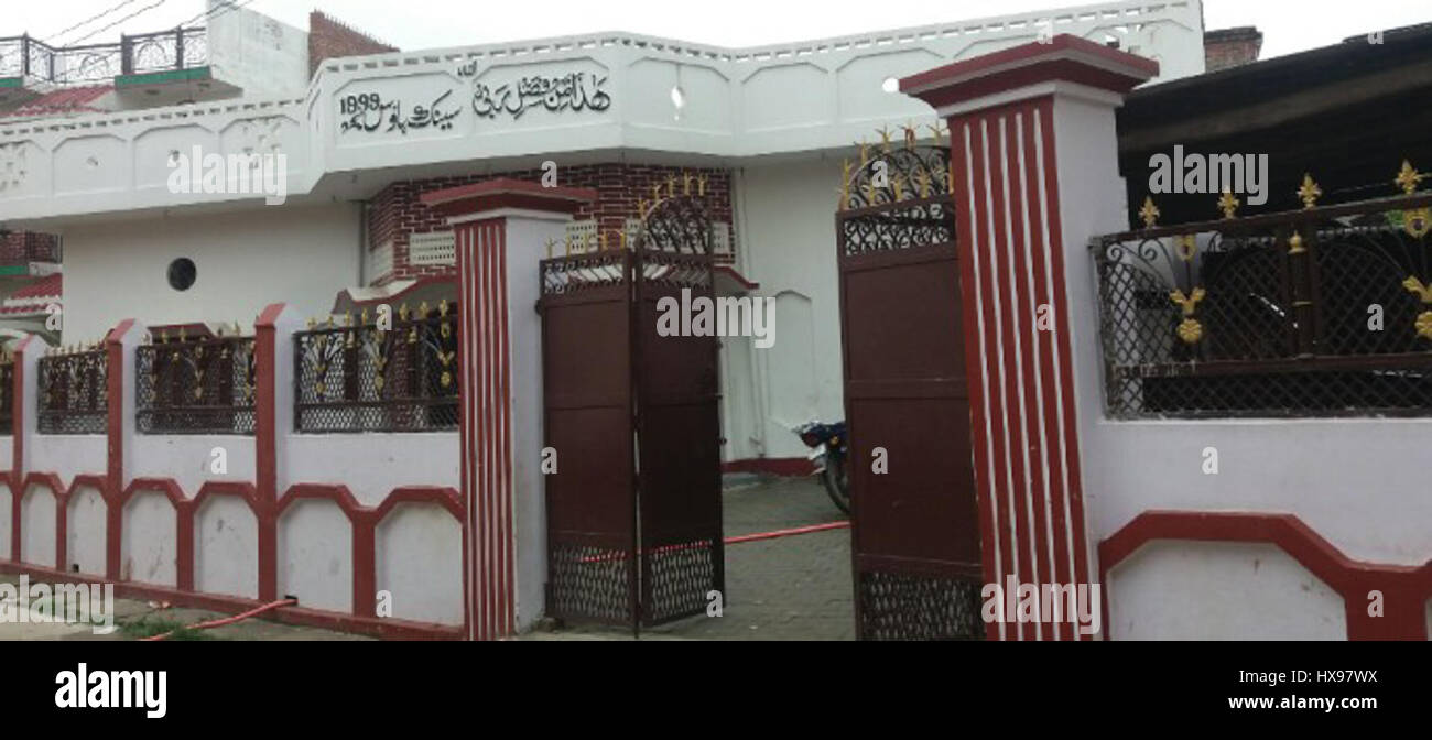 Das „Sainik House Image“ zeigt ein markantes Gebäude, das als Militär- oder Veteraneneinrichtung in Indien dient. Das Gebäude stellt oft die Verbindung zwischen Militärangehörigen und ihrer Gemeinde dar. Dieses Bild konzentriert sich auf die architektonischen Merkmale und das funktionale Design der Einrichtung und unterstreicht ihre Rolle bei der Unterstützung von Veteranen und ihren Familien. Stockfoto