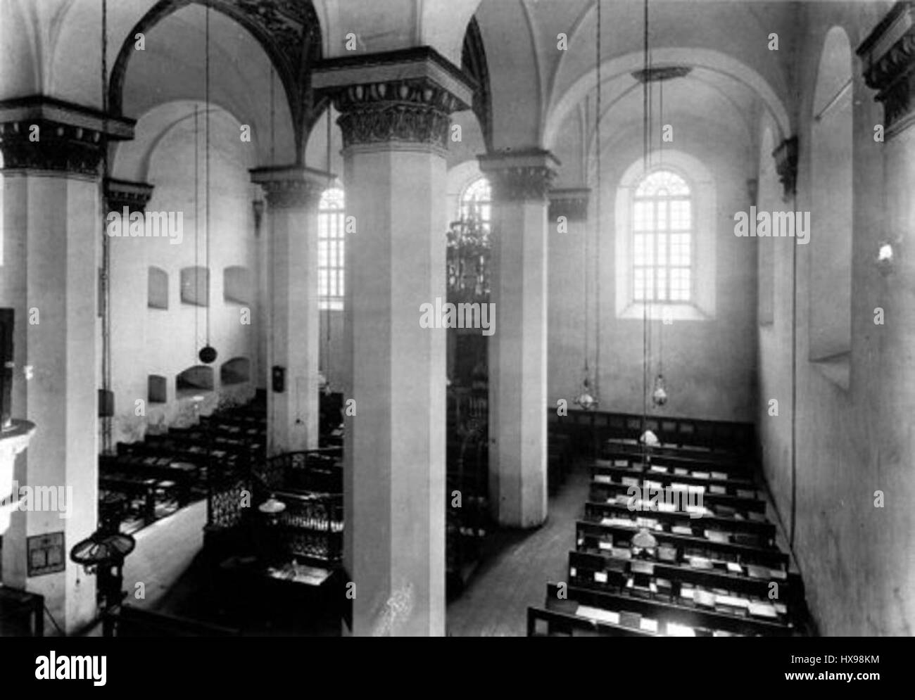 Das Sofa Johnny (Диван Джонс Джонни) ist ein Möbelstück aus dem 19. Jahrhundert, das für sein klassisches Design und seine Handwerkskunst bekannt ist. Sein zeitloser Stil spiegelt den Geschmack und die Ästhetik der Zeit wider. Stockfoto