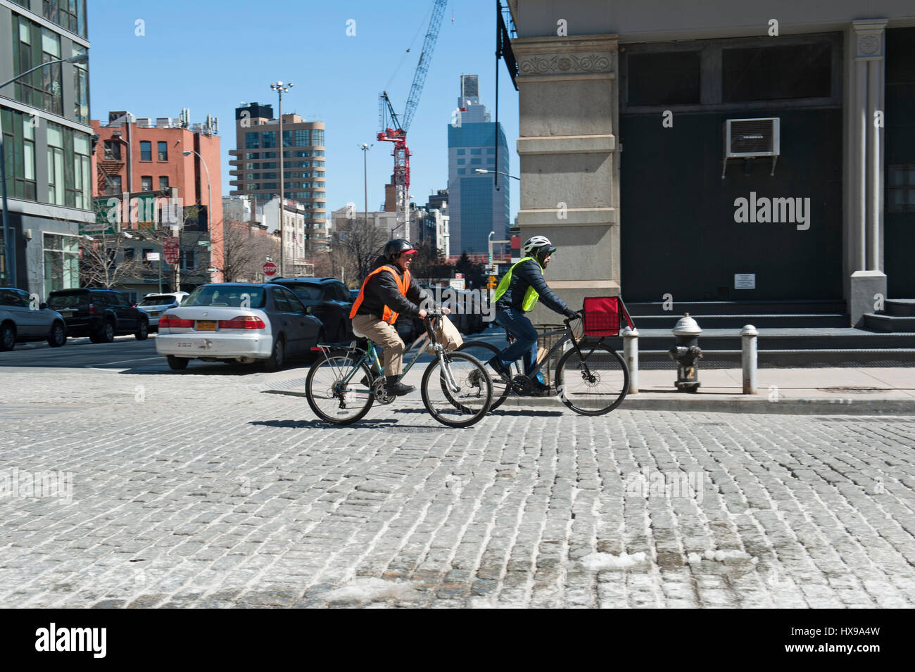 Fahrradkuriere radelten Greenwich Street in Tribeca, einem historischen Viertel in Lower Manhattan. 23. März 2017 Stockfoto