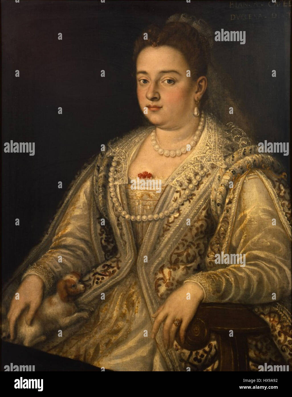 Dieses Porträt, das Scipione Pulzone nach dem Originalwerk zugeschrieben wurde, zeigt Bianca Cappello, eine Adelsfrau aus der Renaissance. Sie war die Ehefrau von Francesco de’ Medici und eine bedeutende Persönlichkeit in der italienischen Geschichte. Das Gemälde spiegelt ihren hohen Status und die kulturelle Atmosphäre des italienischen Renaissance wider. Stockfoto
