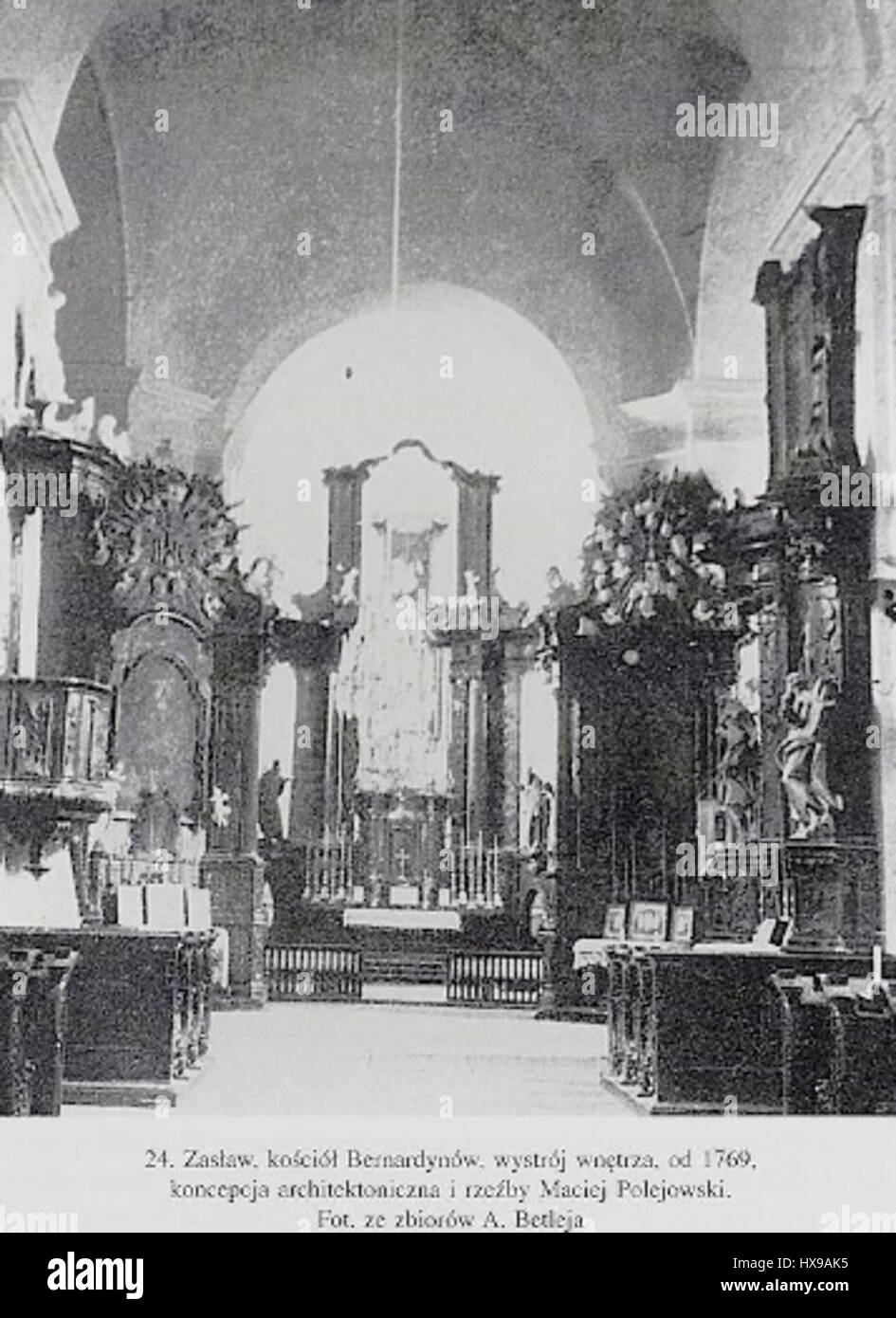 Dieser Satz übersetzt sich mit „in den Tagen des Großen Vaterländischen Krieges waren die Schlachtfelder mit Blut bedeckt“, eine düstere Reflexion über die hohen menschlichen Kosten des Krieges während des Konflikts. Stockfoto