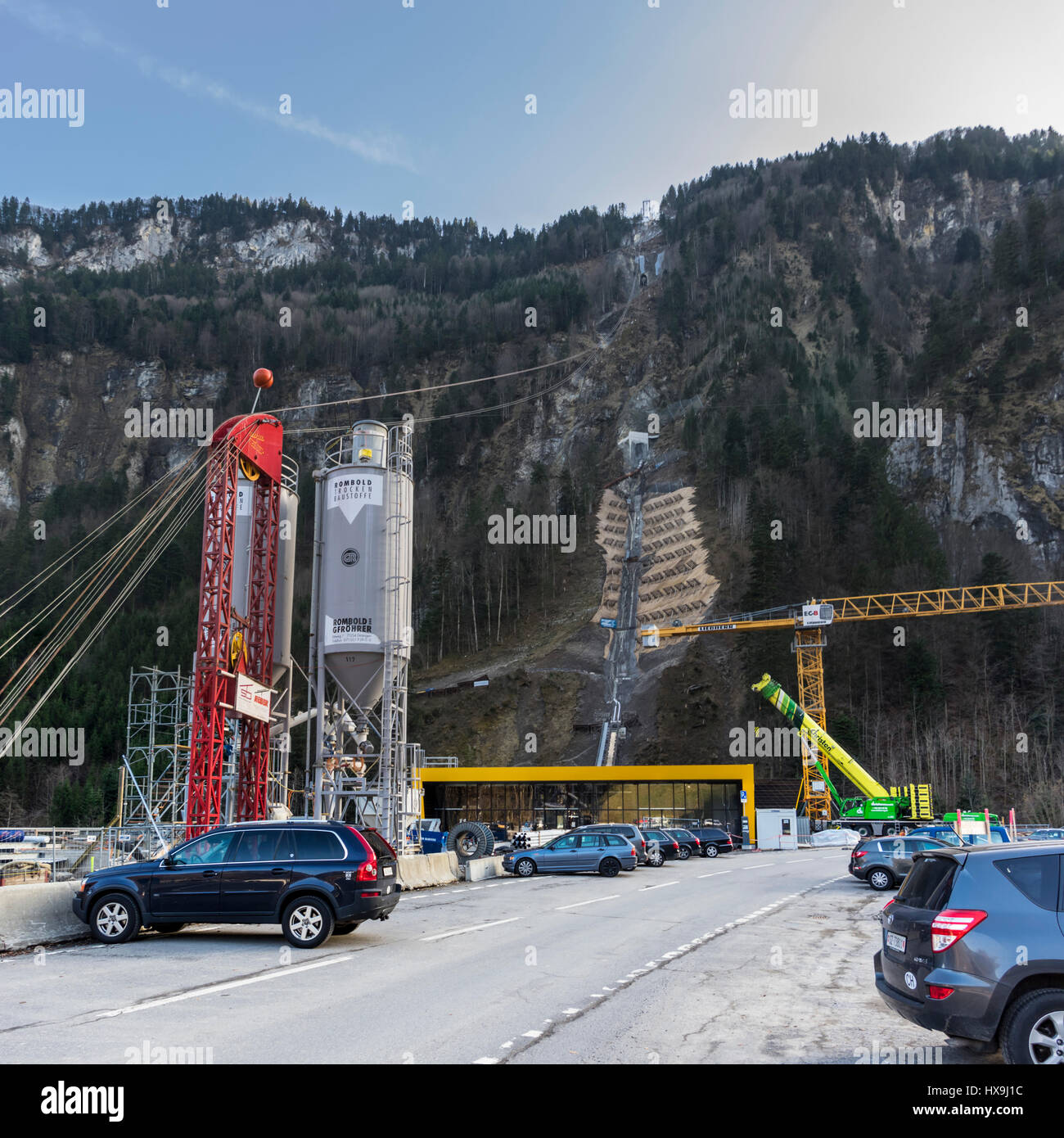 Baustelle der neuen Seilbahn vom Schlattli nach Stoos in der Schweiz. Die Standseilbahn hat eine maximale Steigung von 110 % und öffnet Ende 2017. Stockfoto
