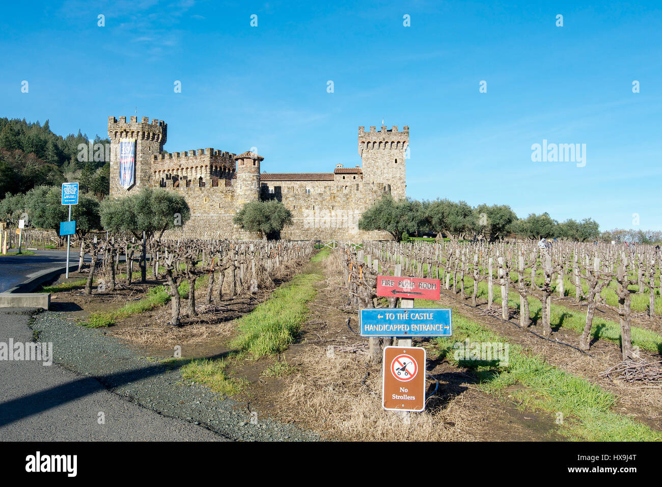 Panoramablick von Castello di Amorosa, einer toskanischen Burg und ein Weingut in der Nähe von Calistoga, Kalifornien, im Herzen des Napa Valley, mit unidenti Stockfoto
