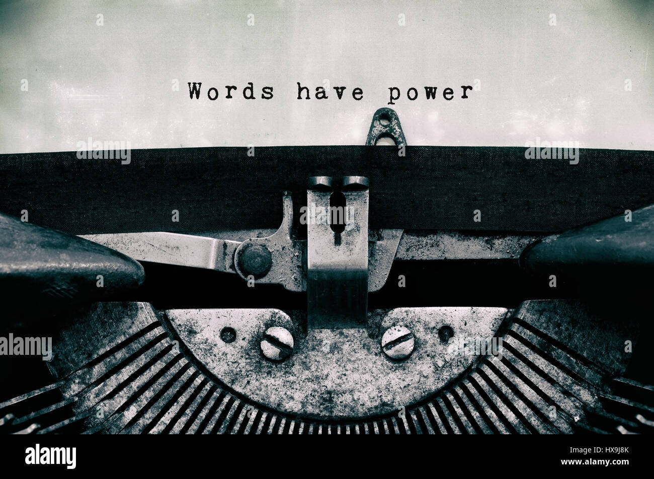 Worte haben macht Worte eingegeben auf einer Vintage Schreibmaschine in schwarz und weiß. Stockfoto