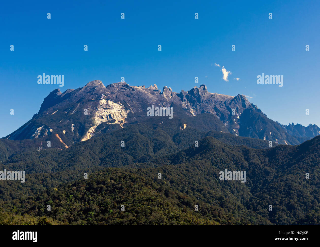 Blauer Himmel Landschaft des Mount Kinabalu in Sabah, Borneo, Malaysia schön. Stockfoto
