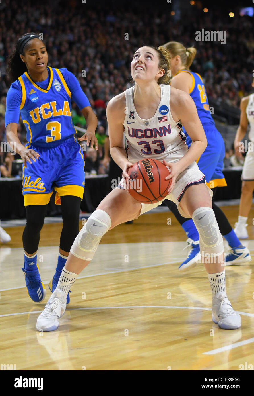 Bridgeport, CT, USA. 25. März 2017. Katie Lou Samuelson (33) der Uconn Huskies sieht während der NCAA regionalen Semi-Final-Spiel gegen die UCLA Bruins in der Webster Bank Arena in Bridgeport, CT. Gregory Vasil/CSM/Alamy Live News zu schießen Stockfoto