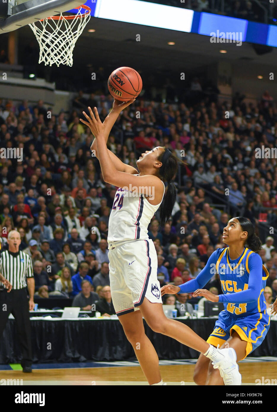 Bridgeport, CT, USA. 25. März 2017. Napheesa Collier (24) der Uconn Huskies steigt für einen Schuss während der NCAA regionalen Semi-Final-Spiel gegen die UCLA Bruins in der Webster Bank Arena in Bridgeport, CT. Gregory Vasil/CSM/Alamy Live News Stockfoto